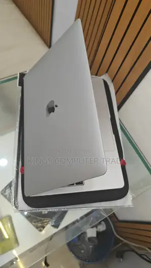 New Laptop Apple MacBook Pro 2020 8GB Intel Core I5 SSD 256GB