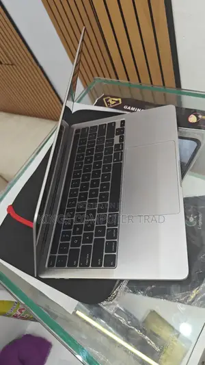 New Laptop Apple MacBook Pro 2020 8GB Intel Core I5 SSD 256GB