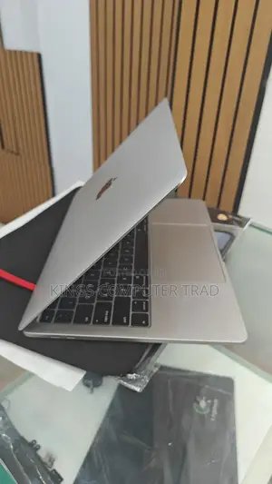New Laptop Apple MacBook Pro 2020 8GB Intel Core I5 SSD 256GB