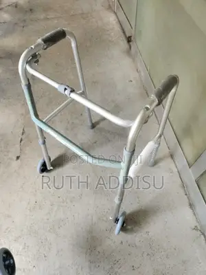 Photo - Foldable Walker段的almunium Walker朱諾walker朱門walker懲治walker轟擊walker