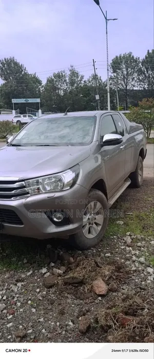 Photo - Toyota Hilux 2020 Gold