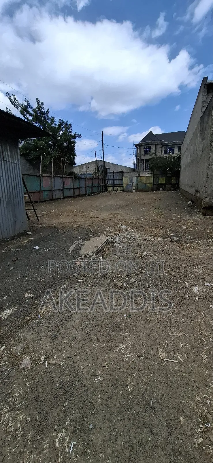 20bdrm House in Goro Adebaby, Bole for sale