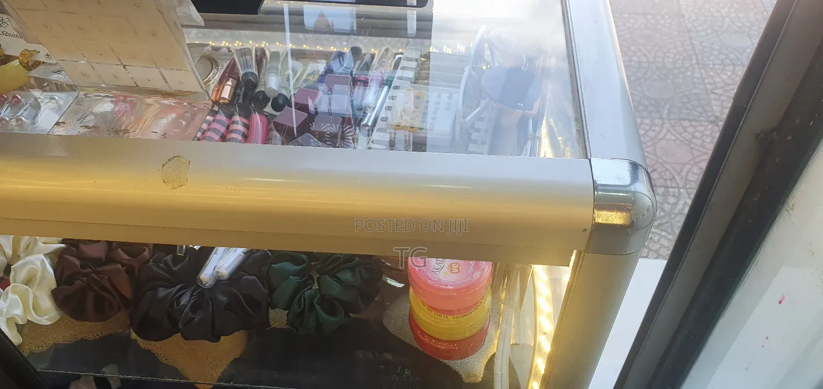 Cosmo Display መደርደርያ