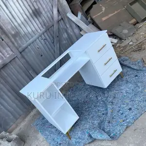 Photo - Nail Tabel (Manicure) የጥፍር ጠረጴዛ