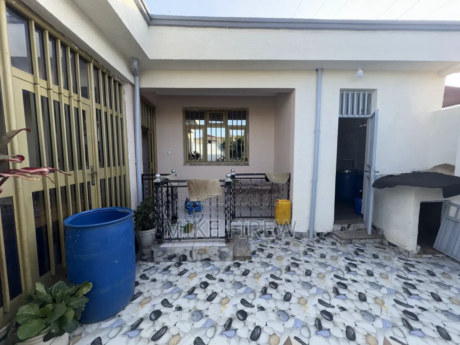 3bdrm House in Akaky Kaliti for sale