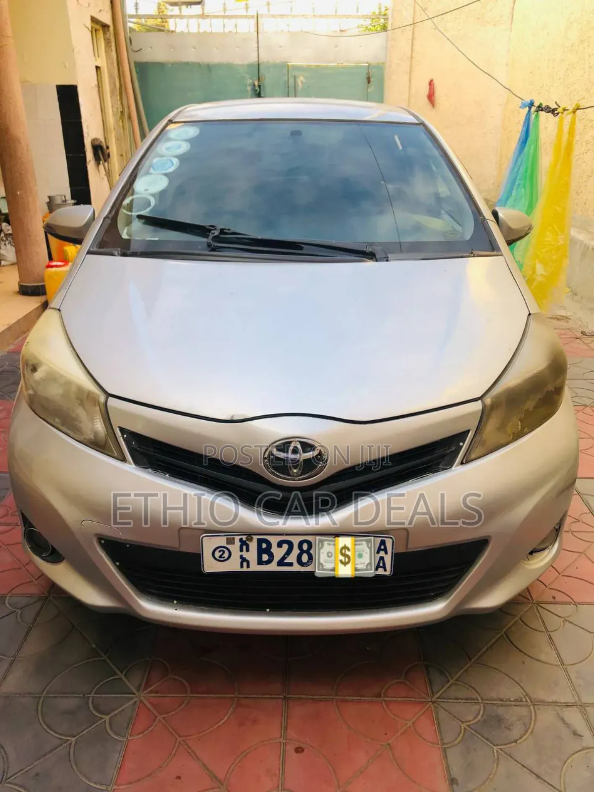 Toyota Yaris Base Hatchback 5dr 2011 Silver