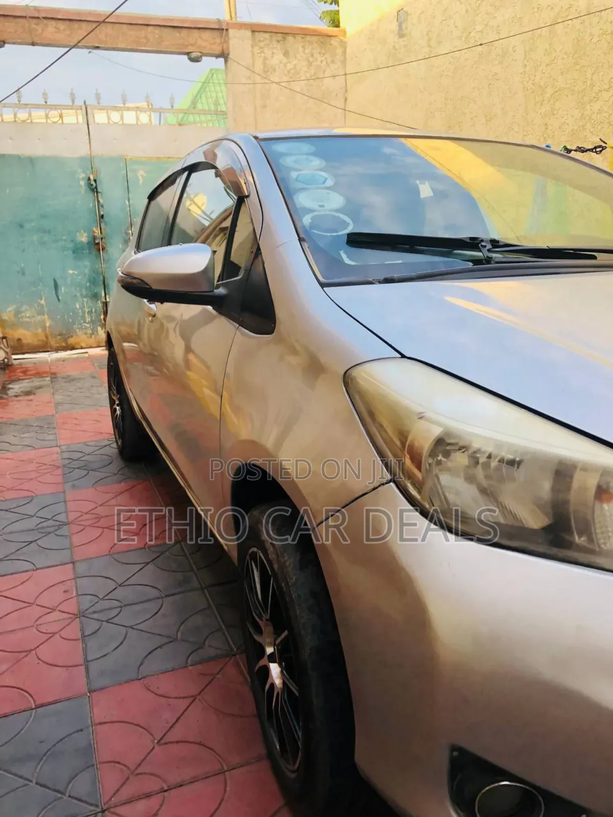 Toyota Yaris Base Hatchback 5dr 2011 Silver