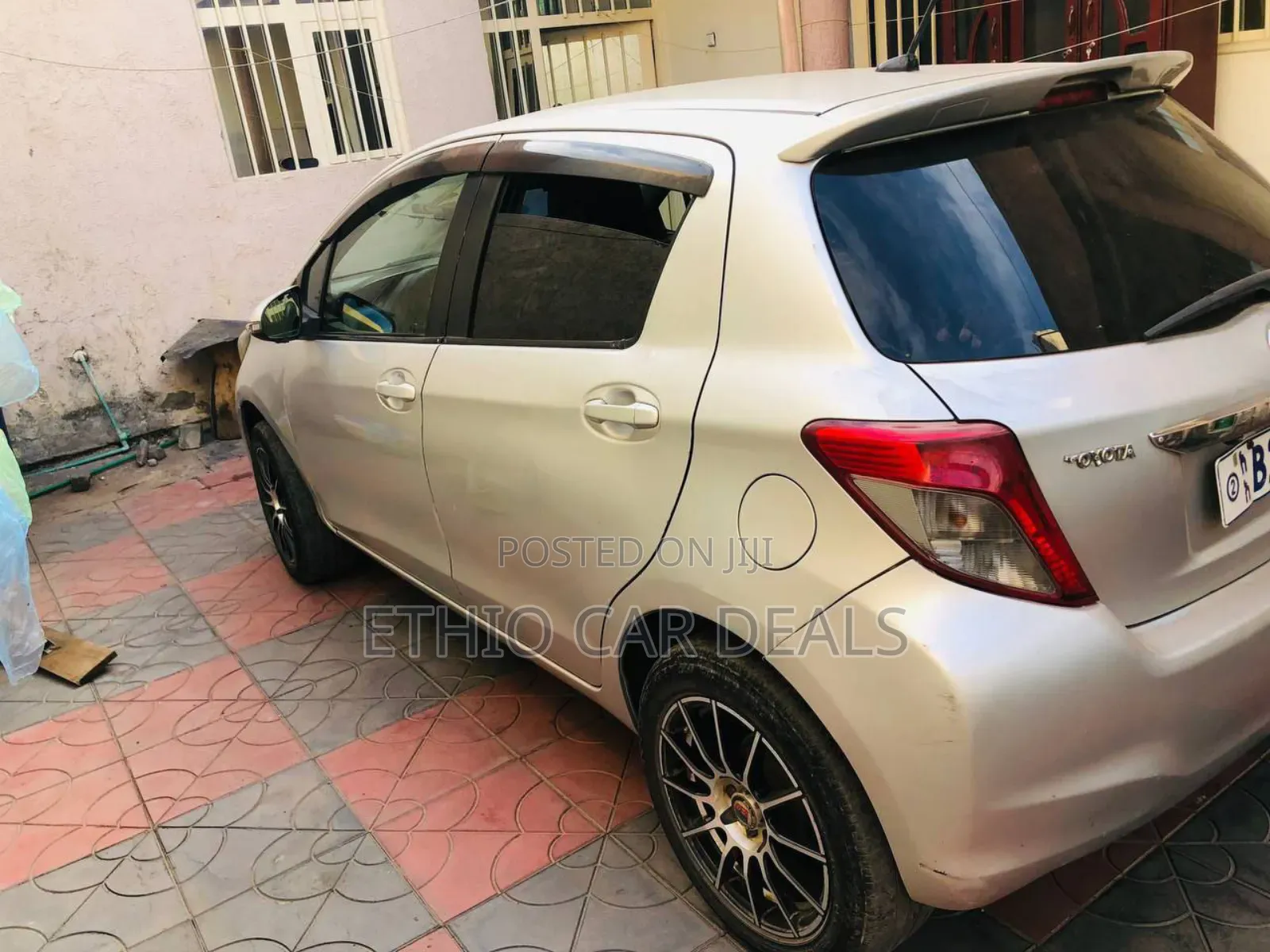 Toyota Yaris Base Hatchback 5dr 2011 Silver