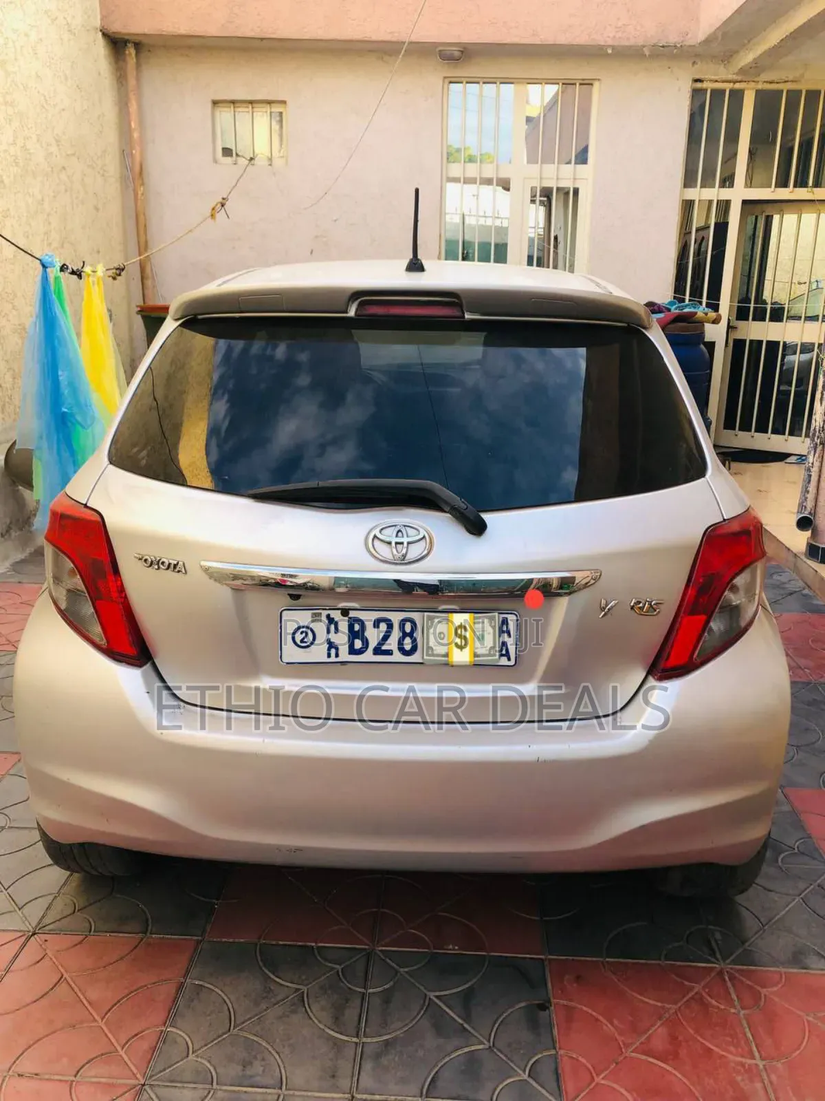 Toyota Yaris Base Hatchback 5dr 2011 Silver