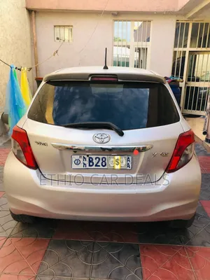 Toyota Yaris Base Hatchback 5dr 2011 Silver