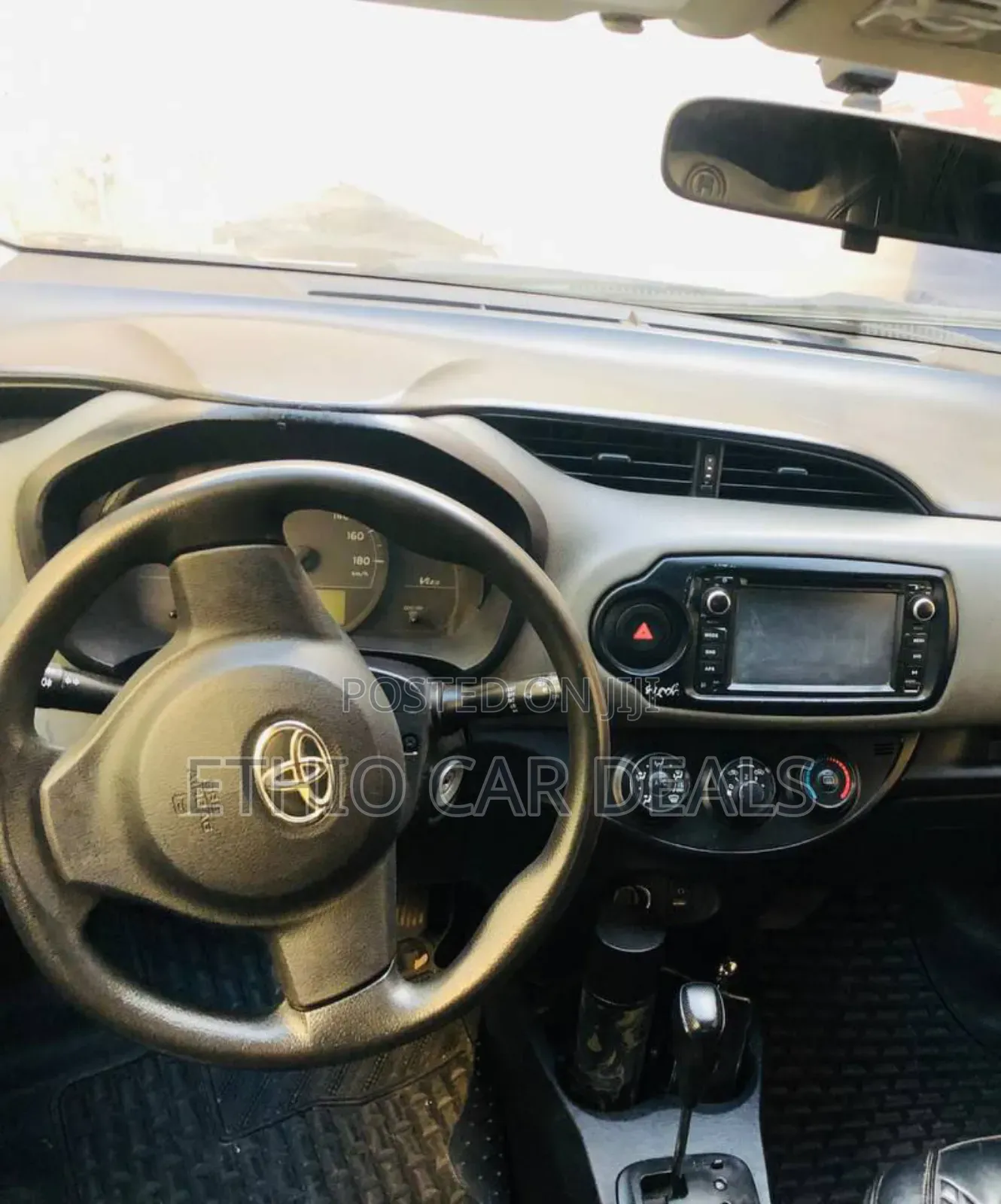 Toyota Yaris Base Hatchback 5dr 2011 Silver