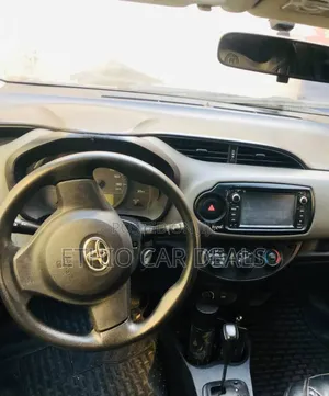 Toyota Yaris Base Hatchback 5dr 2011 Silver