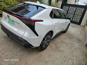 Photo - Toyota bZ4X 71.4 kWh FWD 2023 White