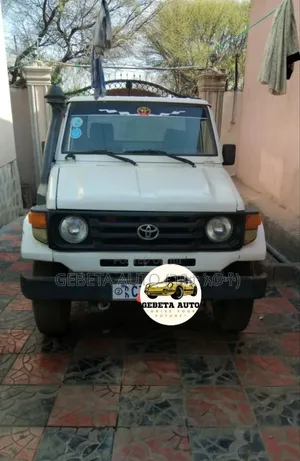 Photo - Toyota Land Cruiser 1998 White