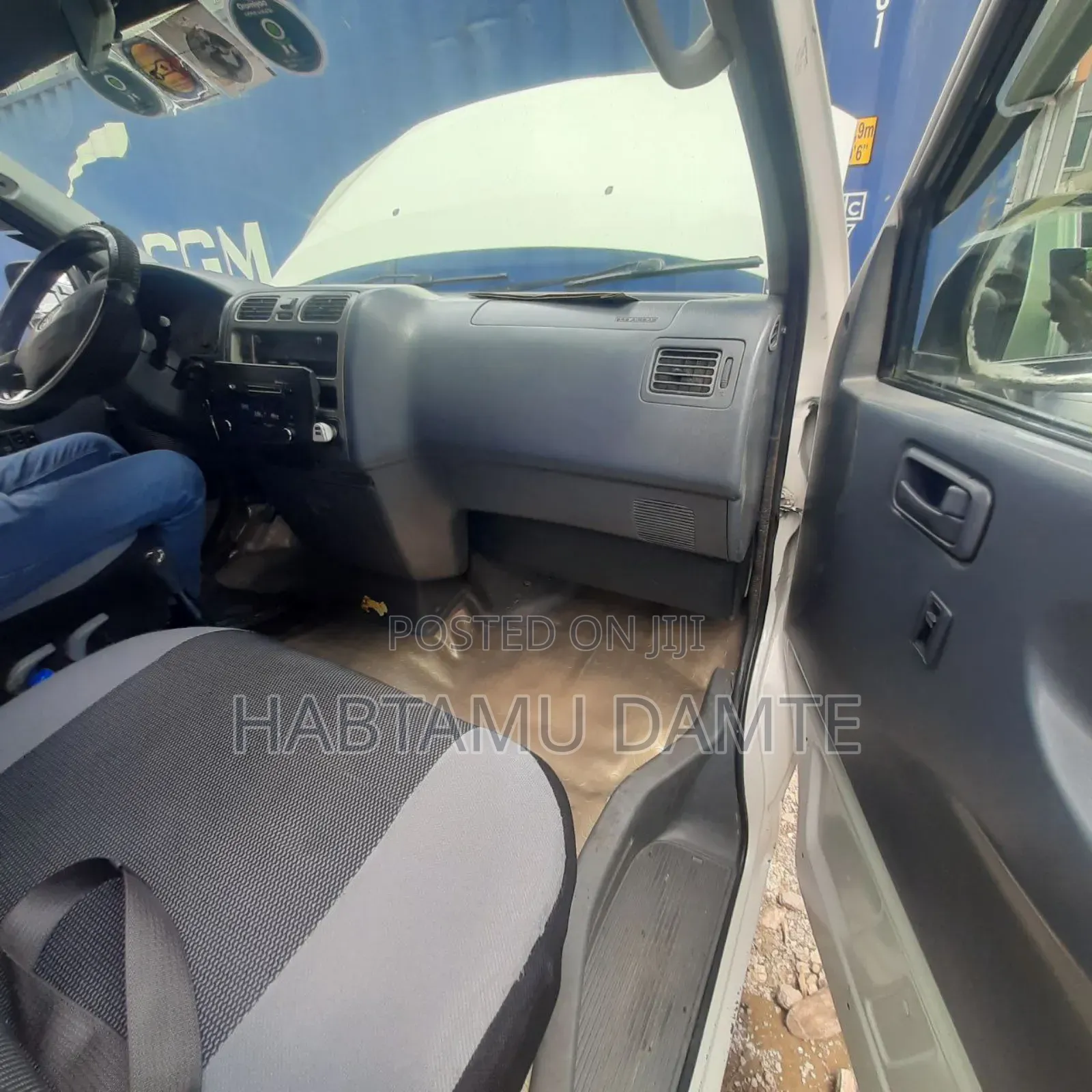 Toyota HiAce 220 2007 White