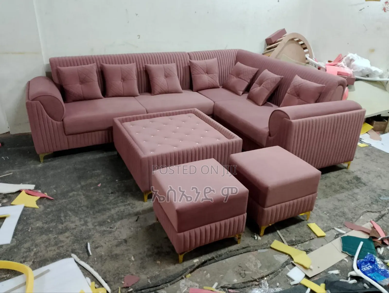 Usmiti Style Sofa With Table Design