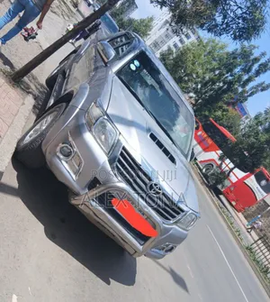 Photo - Toyota Hilux 2015 Silver