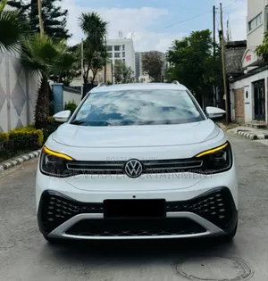 Photo - Volkswagen ID.6 2023 White