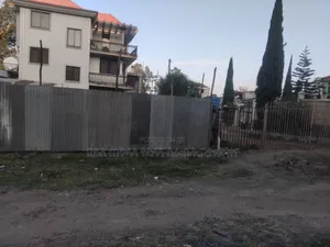 አስቸኳይ የሚሸጥ 300 ካሬ ቦታ አያት ዞን ኮምፋውንድ ውስጥ