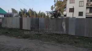 አስቸኳይ የሚሸጥ 300 ካሬ ቦታ አያት ዞን ኮምፋውንድ ውስጥ