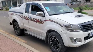 Photo - Toyota Hilux 2013 Ivory
