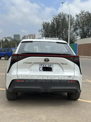 Toyota bZ4X 71.4 kWh FWD 2023 White
