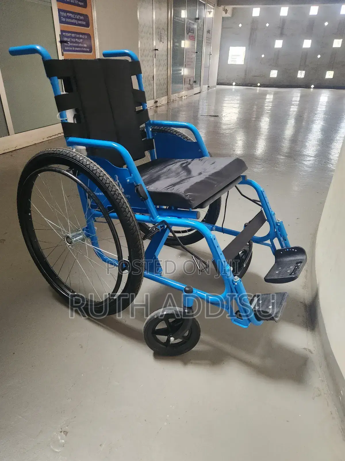 የሚመች ዊልቸር ታጣፊ Wheelchair ከብረት የሚሰራ ለማንቀሳቀስ ምቺ ዊልቸር