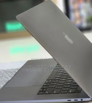 Photo - New Laptop Apple MacBook Pro 2017 4GB Intel Core I7 SSD 512GB