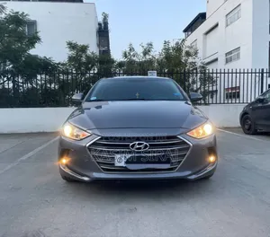 Photo - Hyundai Elantra Limited Sedan FWD (2.0L 4cyl 6A) 2017 Gray