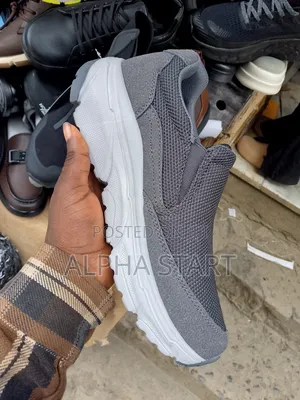  Skechers Comfort Smoth Sneakers  Made in Vietnam