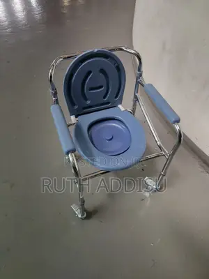 Four Wheels Brake Wheelchair較大commode Wheelchair丸及wheelchair Toilet