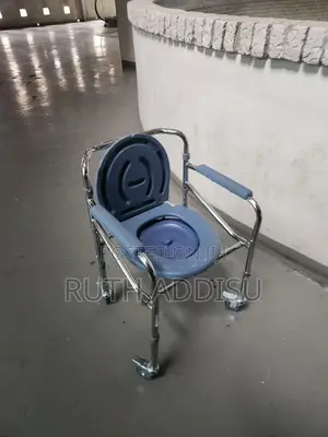 Photo - Commode Wheelchair夠本toilet Brand New Wheelchair Commode轟炸wheelchair