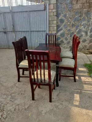 የሚገራርሙ የመመገቢያ ጠረጴዛ ወንበር