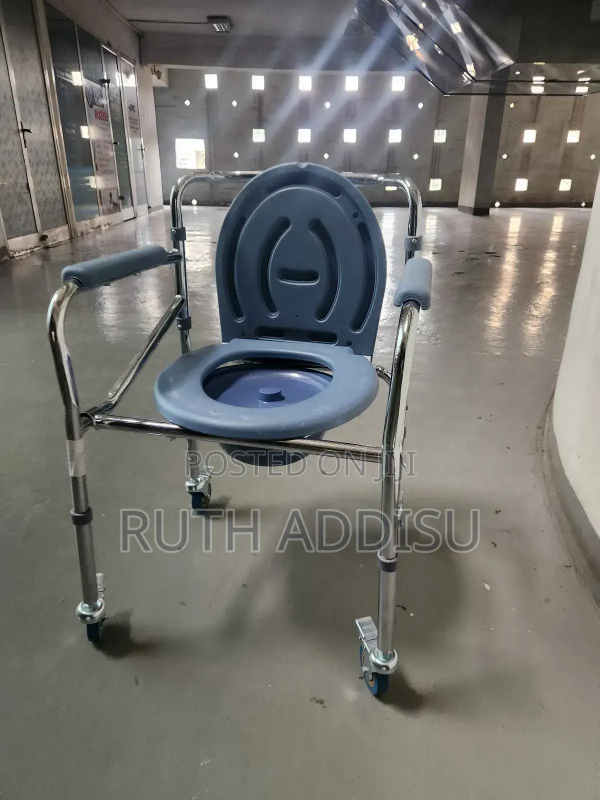 Four Wheelchair宛然commode Wheelchair協助wheelchair堥了shower Disability