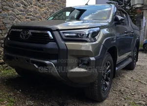 Photo - Toyota Hilux 2021 Gray