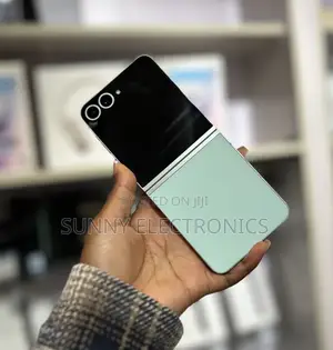 Photo - New Samsung Galaxy Z Flip6 256 GB Green