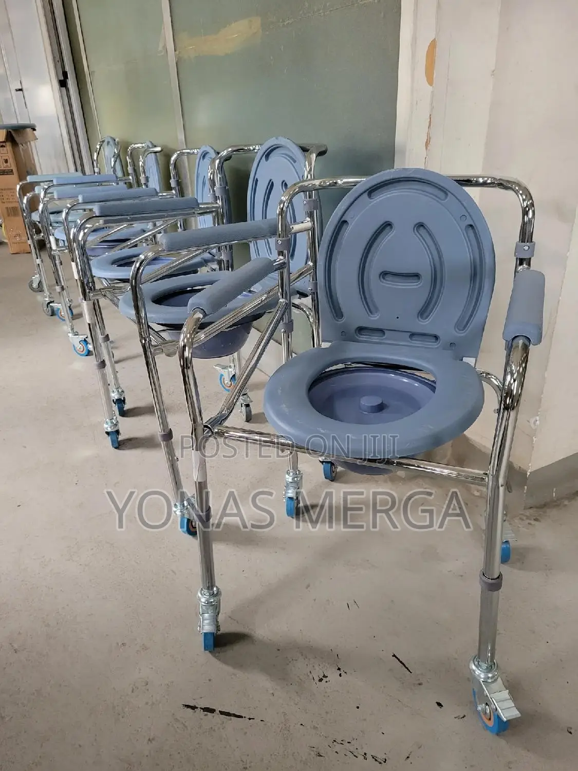 Toilet Chair።吟portable Toilet With Removable Bidet Is Made of Steel