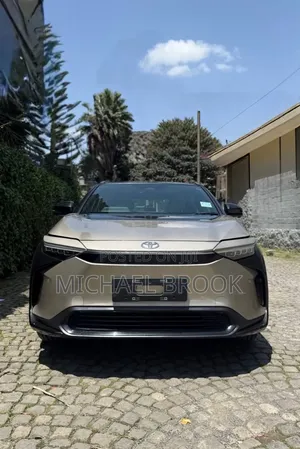 Photo - Toyota bZ4X 2023 Gold