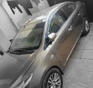 Photo - Toyota Yaris 2015 Gold