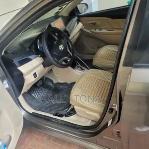 Toyota Yaris 2015 Gold