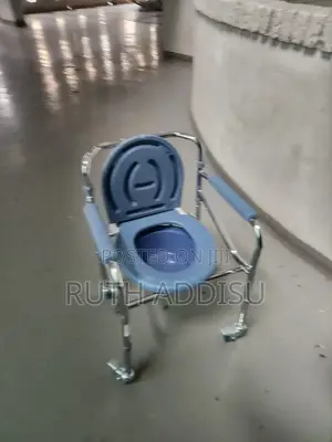 Photo - Commode With Wheel Chair轟動toilet Chair重新commode Chair老師poty Chair
