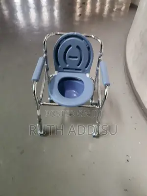 Photo - Commode Four Wheels Wheelchair麴我commode Wheelchair較高toilet Wheelchair