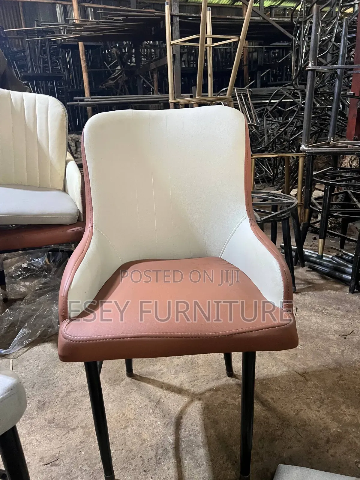 በአንደኛ ደረጃ ሌዘር የተሰራ የሆቴል ወንበር