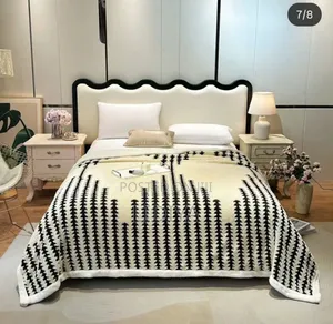 Photo - በአይነቱ ለየት ያለ Europe Standard Throw Blankets