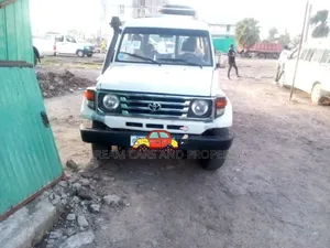 Photo - Toyota Land Cruiser 80 Wagon 1990 White