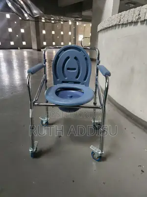 Photo - Four Wheels Wheelchair丸及commode Wheelchair痛批poty Wheelchair Shower