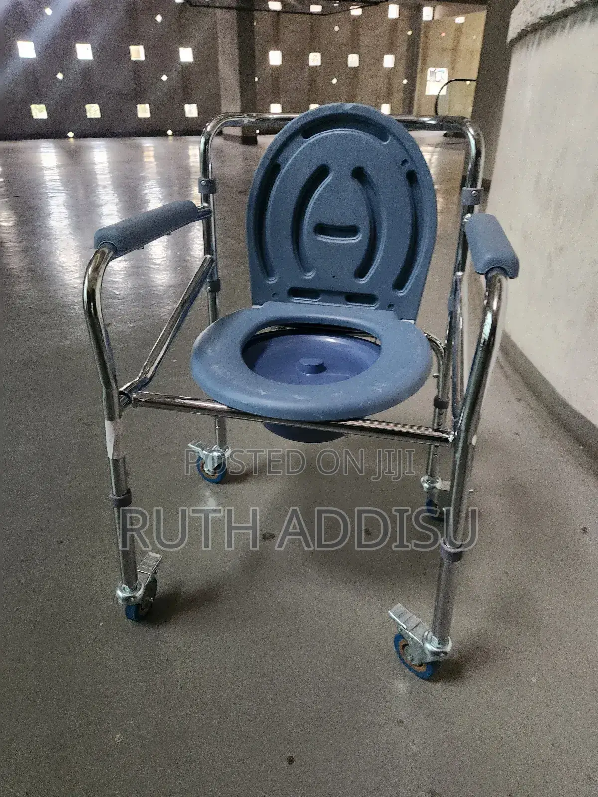 Franed Four Wheels Wheelchair宛然commode Wheelchair考慮toilet Wheelchair