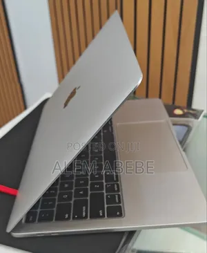 New Laptop Apple MacBook Pro 2020 8GB Intel Core I5 SSD 256GB