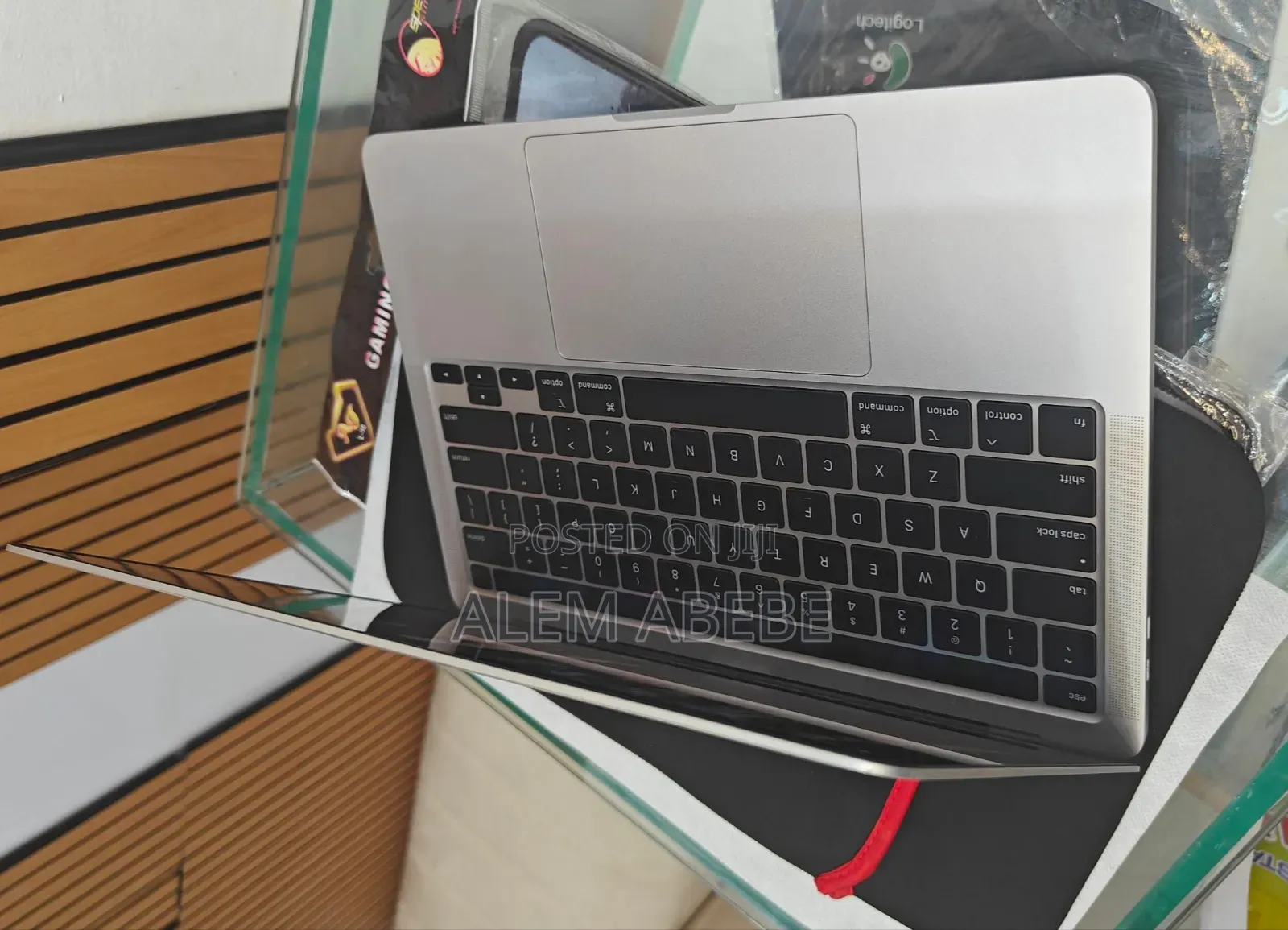 New Laptop Apple MacBook Pro 2020 8GB Intel Core I5 SSD 256GB