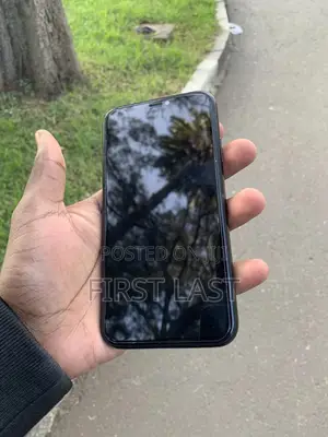 Photo - Apple XR 64 GB Black